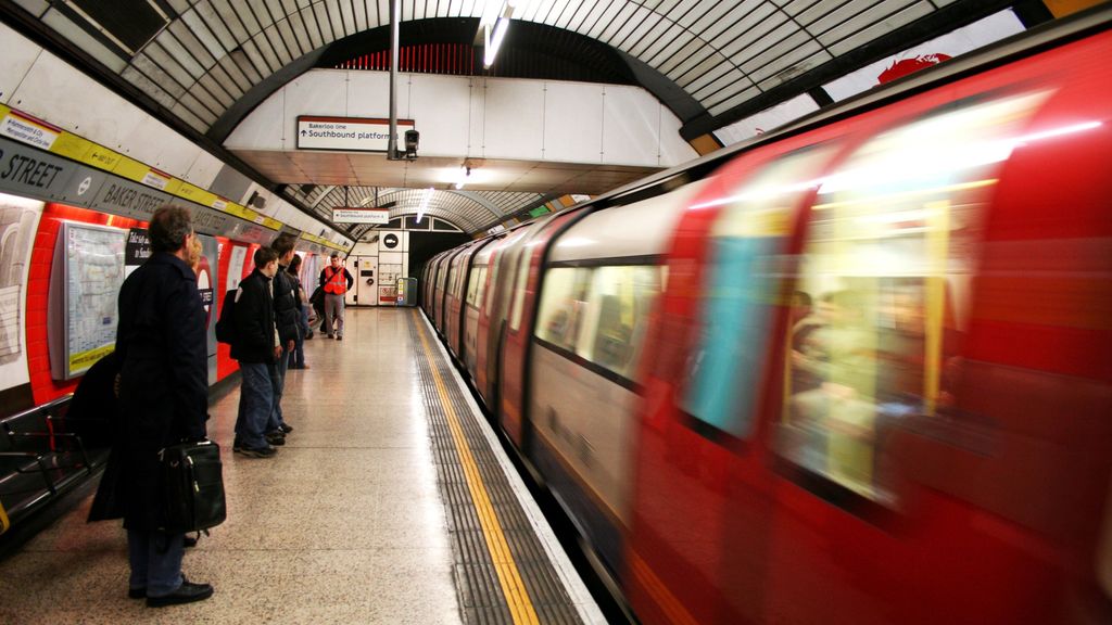 Métro rouge arrivant à quai dans une station