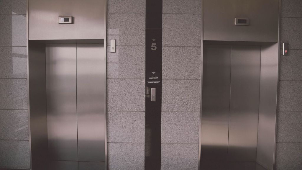閉鎖空間にある金属製のエレベータードア