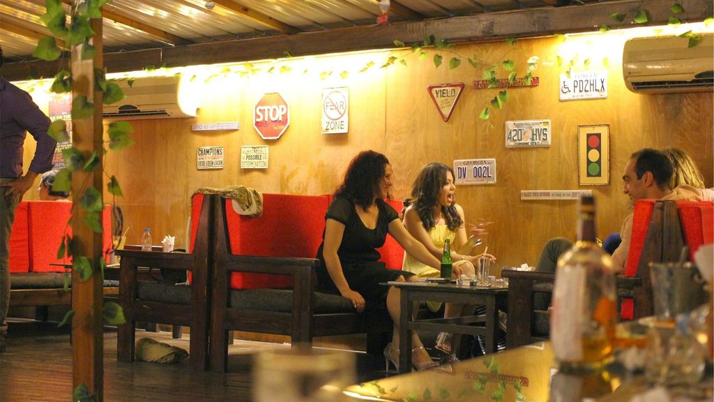 カフェのテーブルを囲んで会話する人々