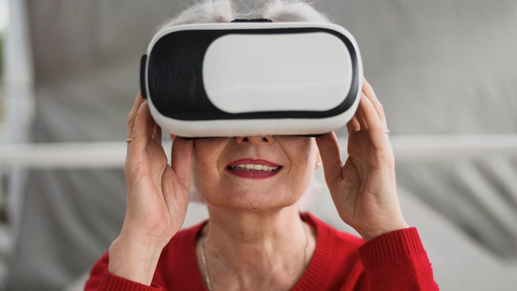 VRヘッドセットを装着してほほ笑む高齢女性