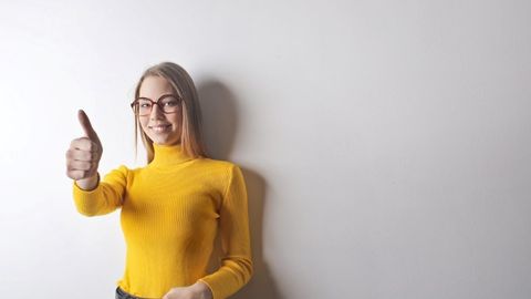 笑顔で親指を立てる女性