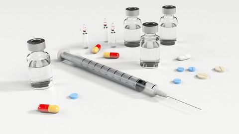 薬物使用の予防を想起させる注射器、医薬品、薬瓶