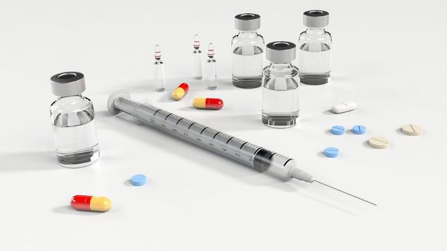 薬物使用の予防を想起させる注射器、医薬品、薬瓶
