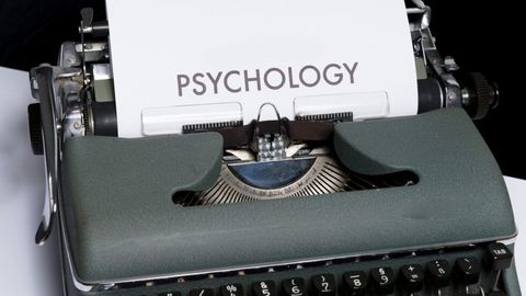 「Psychology」という文字が表示されたタイプライター