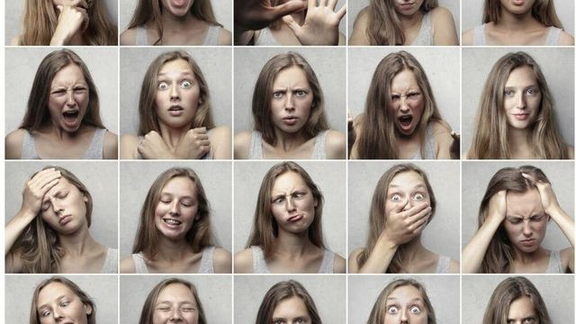 女性のさまざまな表情を並べたモザイク