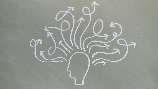 さまざまな方向が交錯する頭部のイラスト