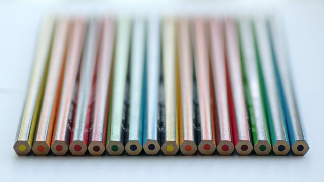クローズアップで見た色鉛筆の列