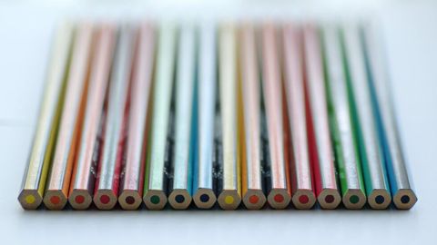 クローズアップで見た色鉛筆の列