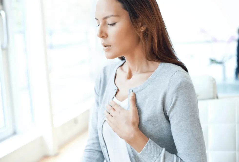 Una mujer practica un ejercicio de respiración para calmar la ansiedad