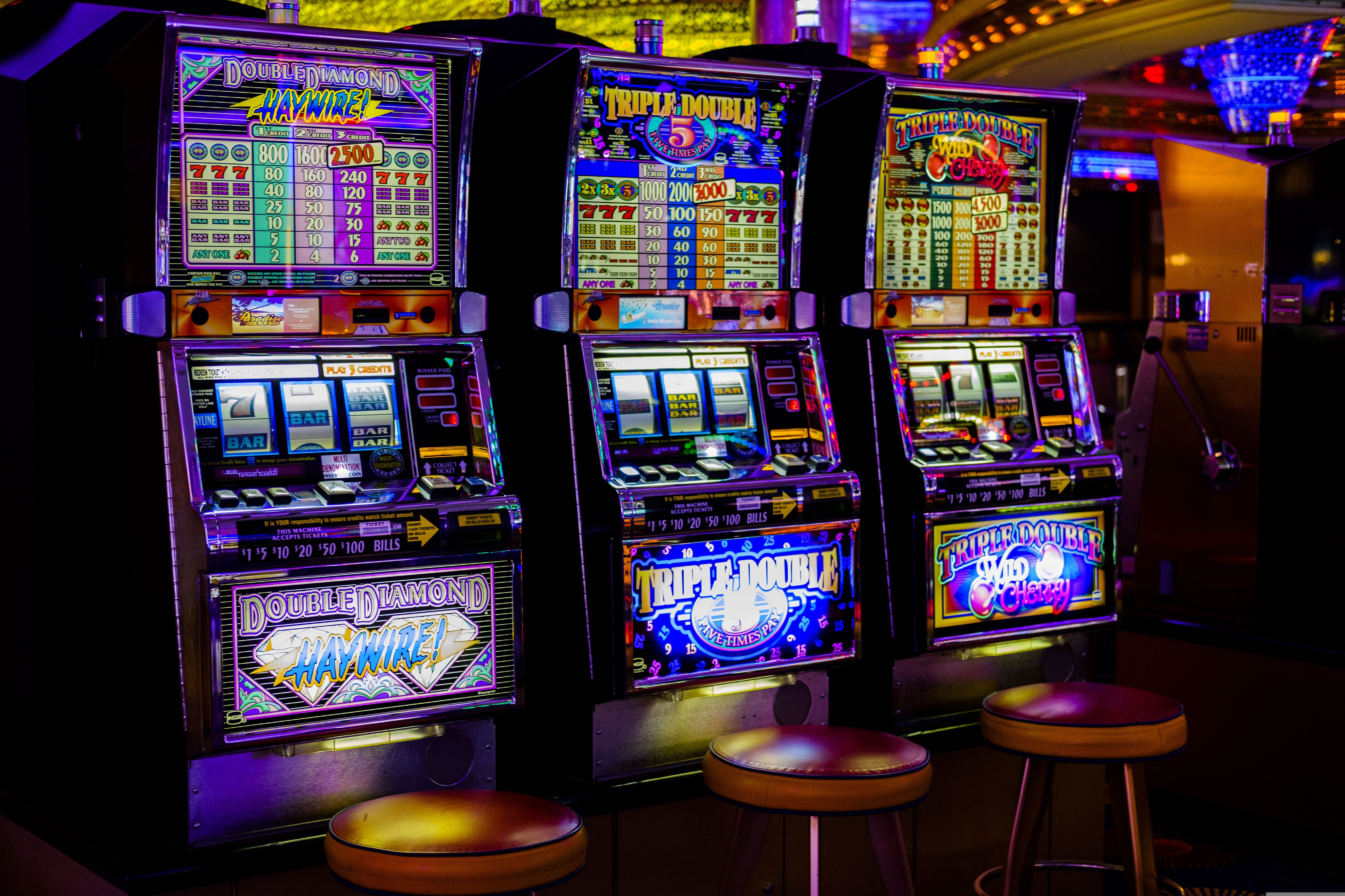 Rangée de machines à sous colorées dans un casino