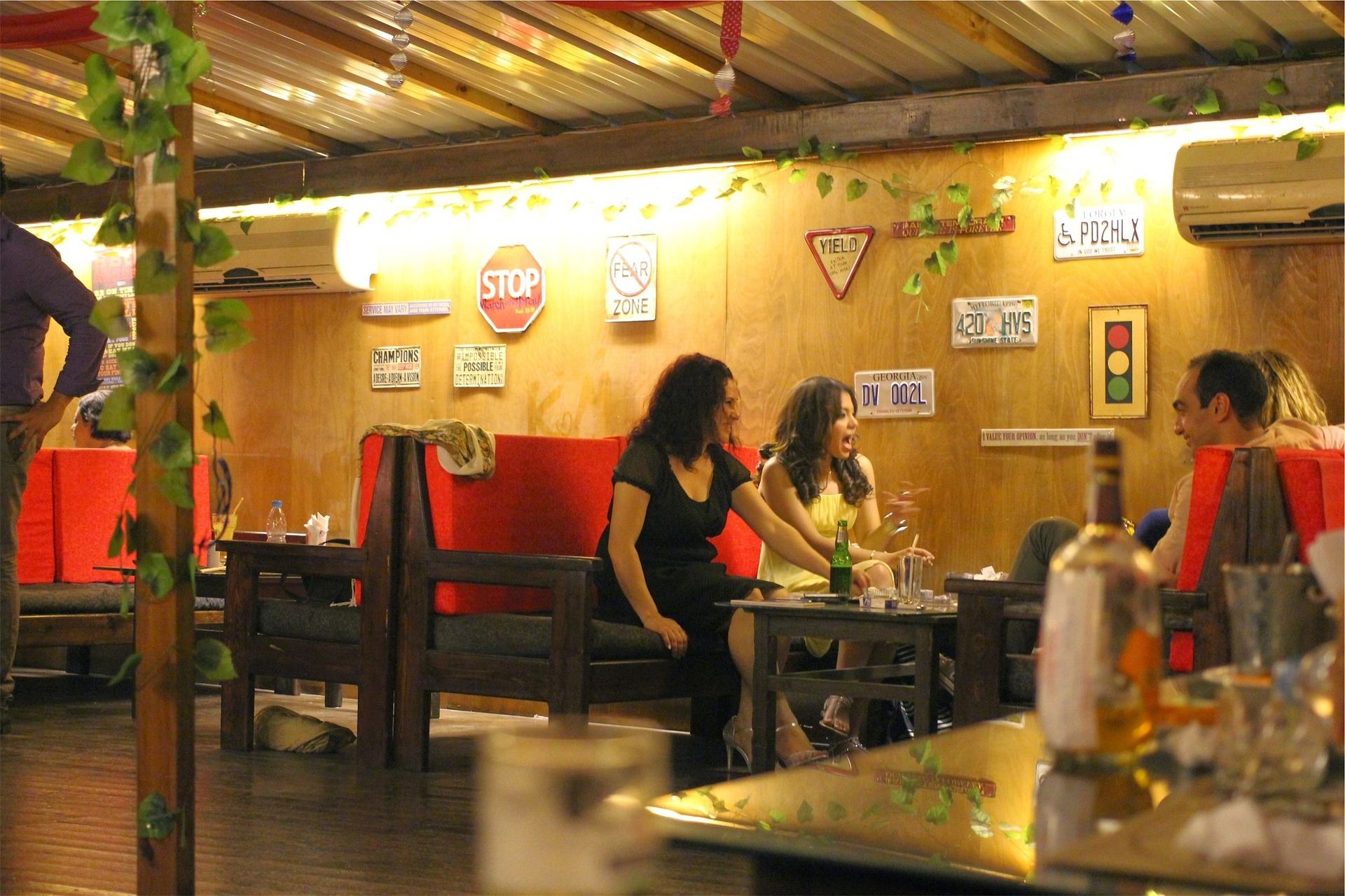 Personnes discutant autour d’une table dans un café