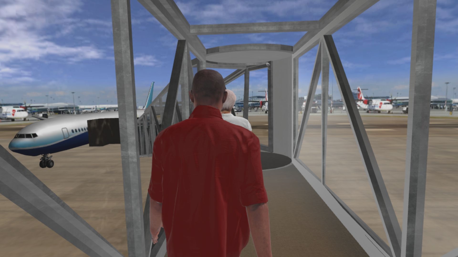 Passager marchant dans une passerelle d’embarquement vitrée