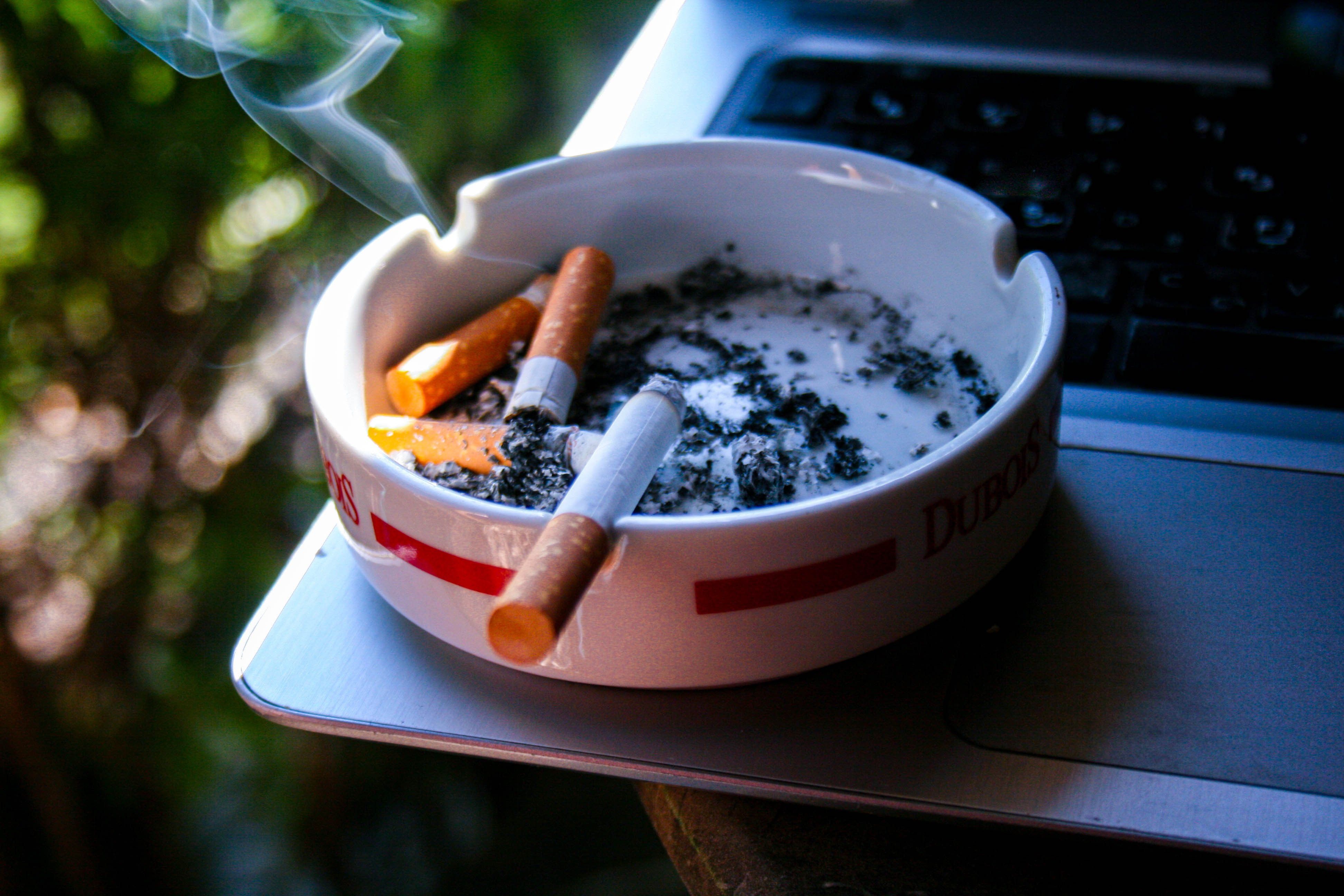 Colillas de cigarrillo en un cenicero