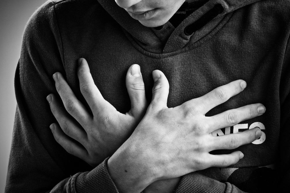 Una persona se sujeta el pecho durante una crisis de ansiedad