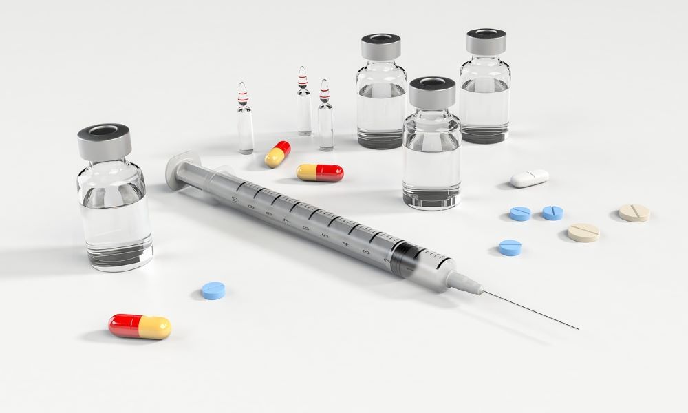 Jeringa, medicamentos y frascos que ilustran la prevención de drogas