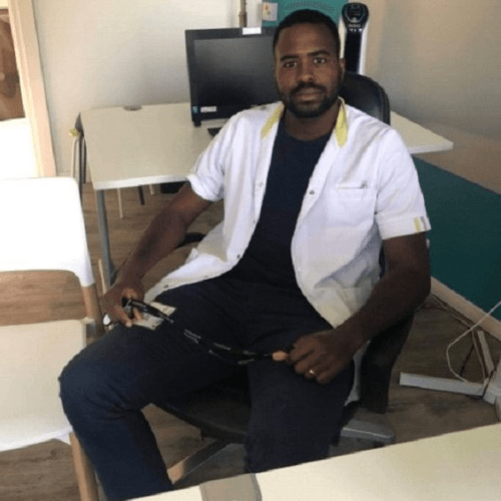 Portrait d’un professionnel de santé tenant une manette