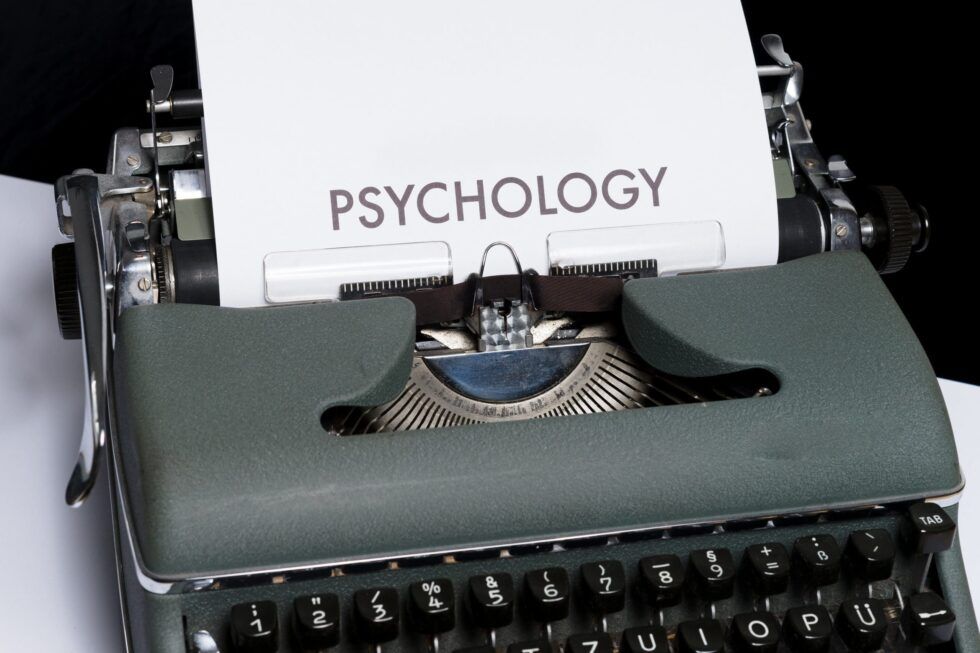 Máquina de escribir que muestra la palabra «Psychology»
