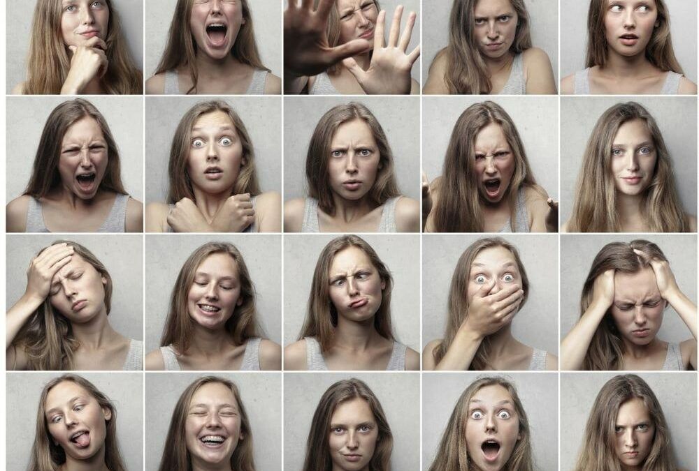 Mosaico de diferentes expresiones faciales de una mujer