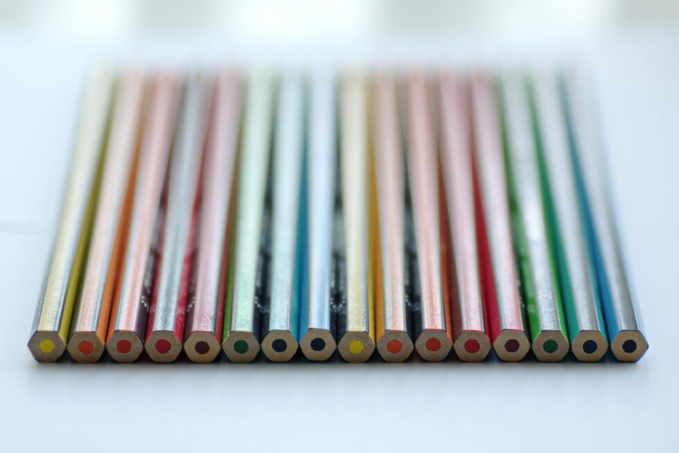 Alignement de crayons de couleur vu en gros plan