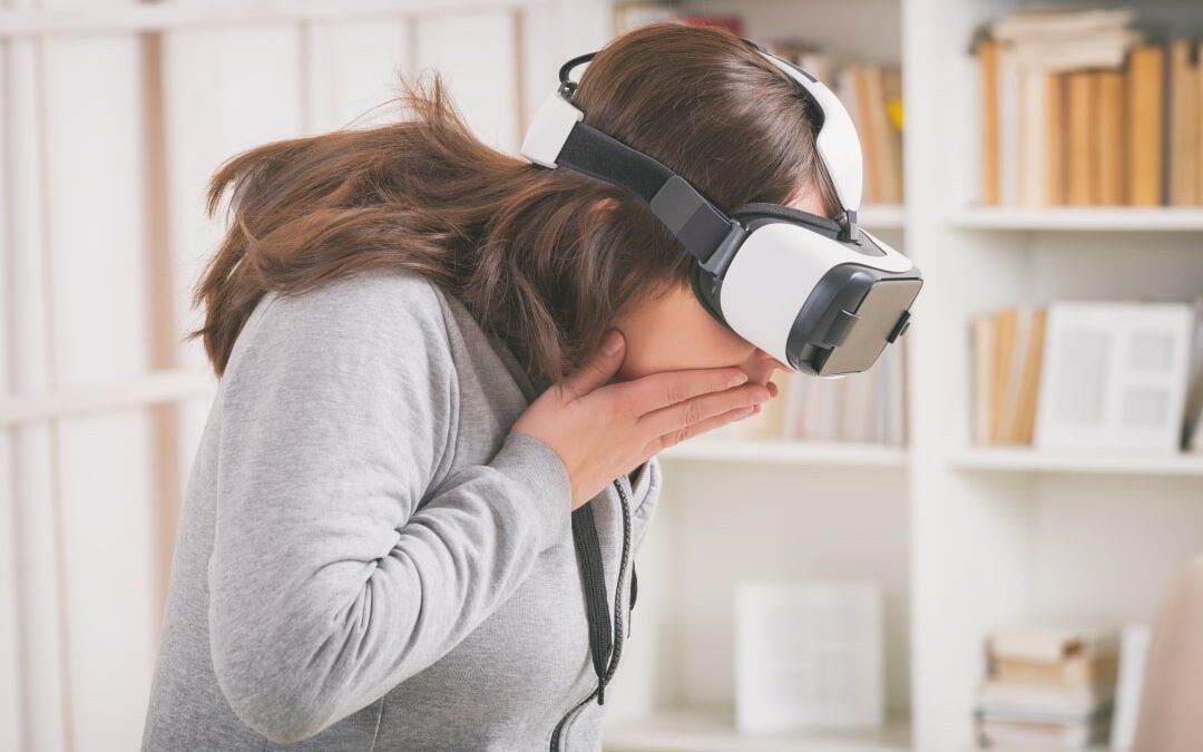 Eine Frau richtet ein Virtual-Reality-Headset aus