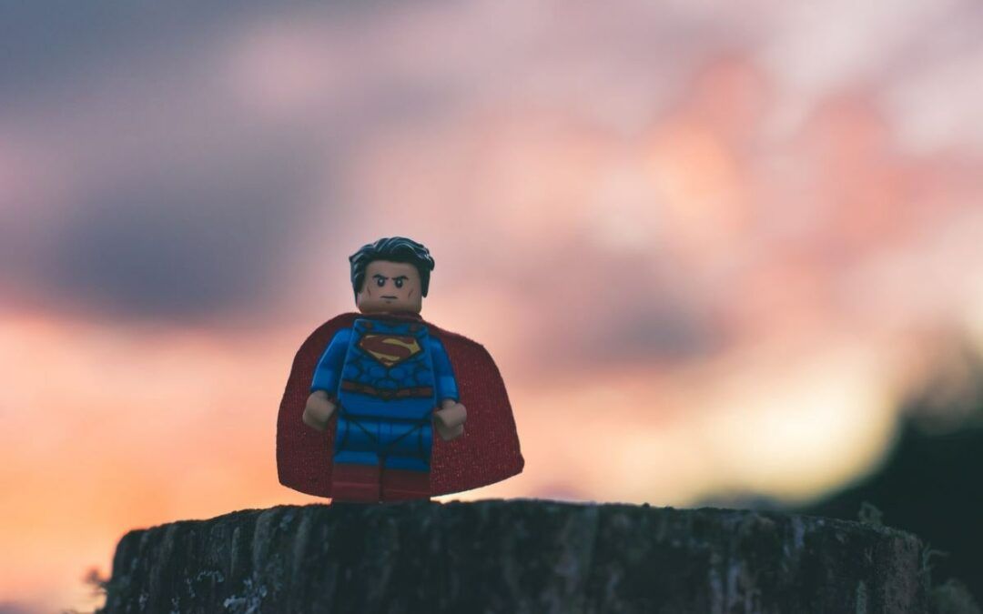 Figura de superhéroe de pie sobre una roca