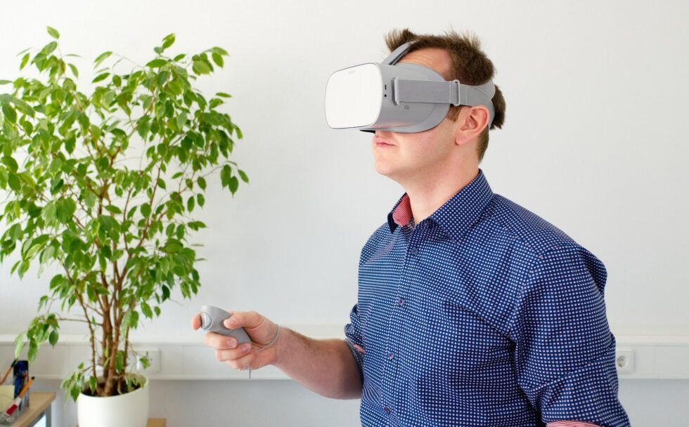 Un hombre utiliza un casco y un mando de realidad virtual